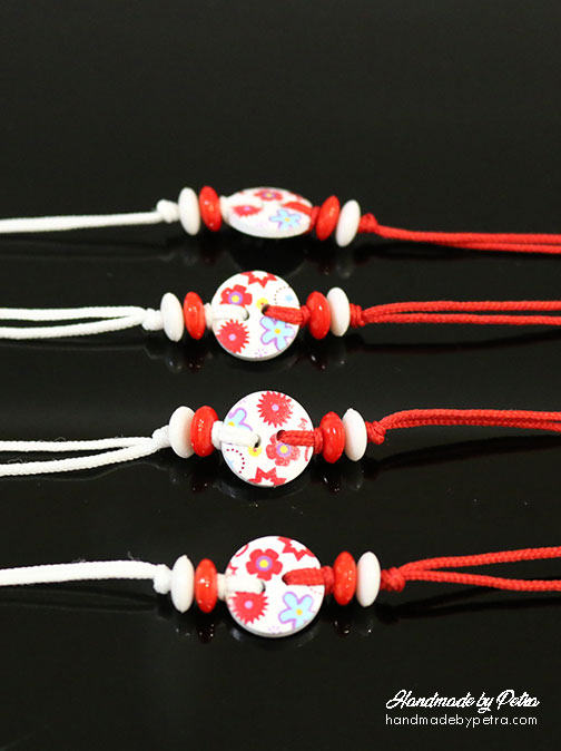 Мартеница за ръка с бяло копче и цветя за дете - handmadebypetra.com