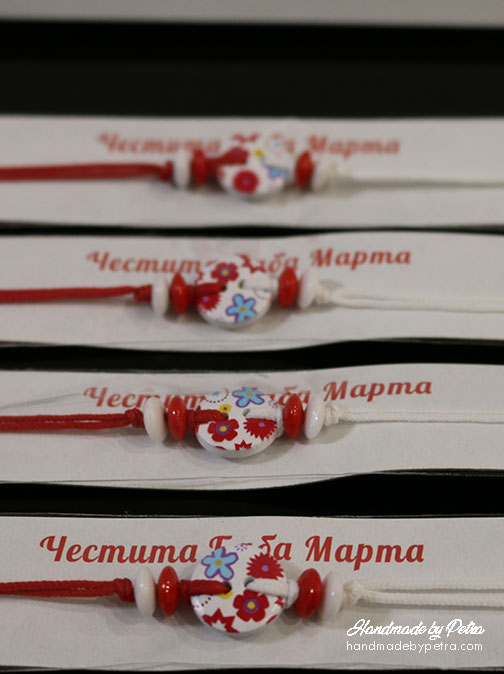 Мартеница за ръка с бяло копче и цветя за дете - handmadebypetra.com